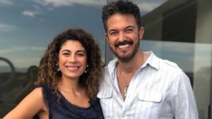 Anna Ferro lanza las cenizas de Fernando del Solar sin sus hijos y las redes estallan