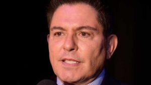 Ernesto Laguardia denuncia al 911: “Llevo 9 horas varado”