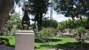 Vecinos de Juchipila piden retirar la estatua de Florinda Meza: “Ya estuvo suavecrema”