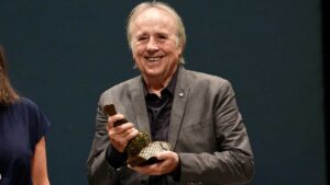 Joan Manuel Serrat denuncia genocidio  tras recibir premio