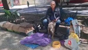 Exigen apoyo para gal&aacute;n de novelas de los 80 que vive en la calle