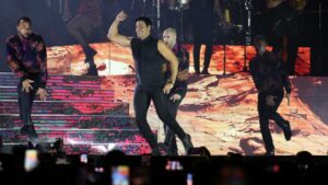 Chayanne sorprende en Torre&oacute;n e invita a una fan a bailar