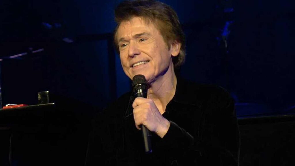 Raphael cancela nuevamente concierto por motivos de salud