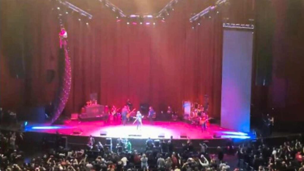 El Tri suspende show tras colapso de pantalla en escenario