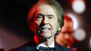 Raphael recibe homenaje y revela secretos tras vencer el c&aacute;ncer