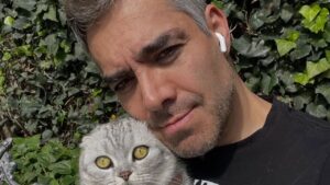 Omar Chaparro sufre lesión en rodilla durante rodaje de “Venganza” y es operado de emergencia