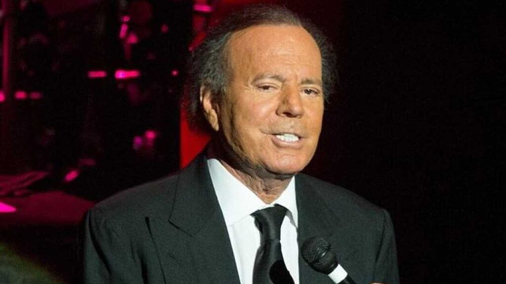 Julio Iglesias demanda a la vicepresidenta de España por injurias y calumnias