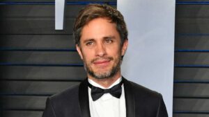 Gael Garc&iacute;a Bernal reacciona a fan que lo grab&oacute; sin permiso y desata debate