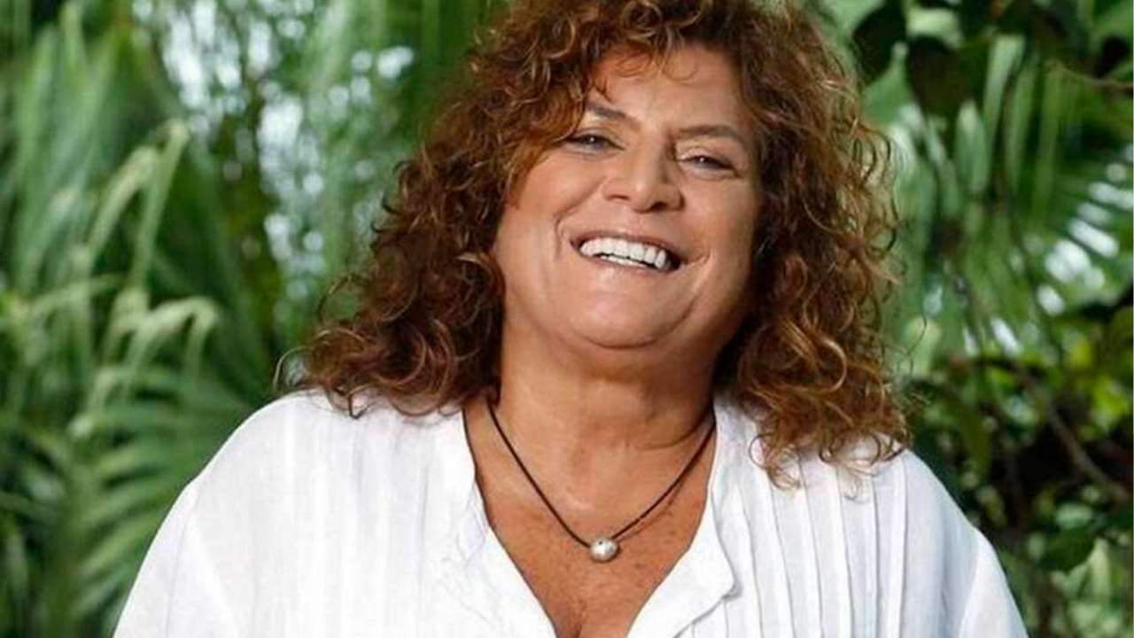 Denisse de Kalafe pierde control de su clásico del 10 de mayo