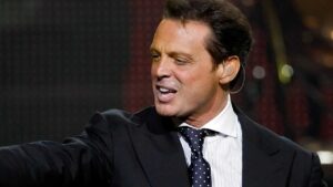 Luis Miguel alcanza el Billions Club con un cl&aacute;sico inolvidable