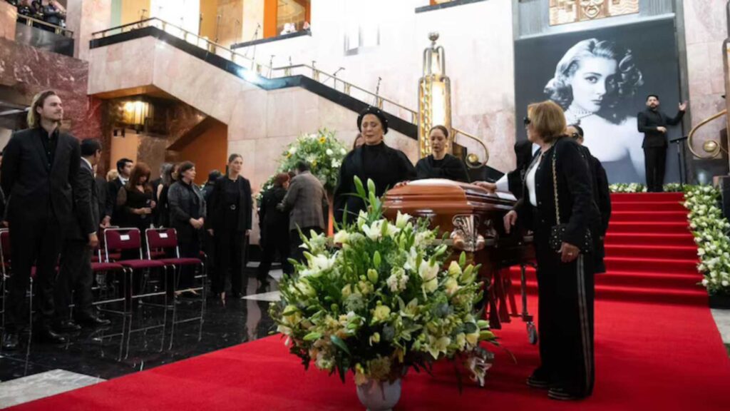 Luis Miguel termin&oacute; llevando el arreglo a Bellas Artes