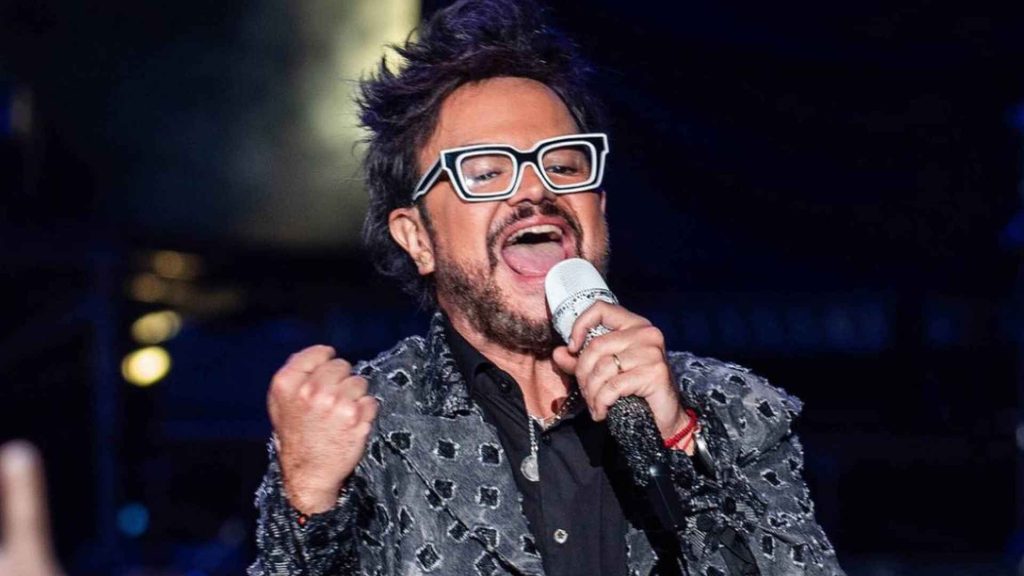 &iquest;Qu&eacute; est&aacute; pasando con Aleks Syntek? El cantante retrasa su gira europea por cuestiones de salud