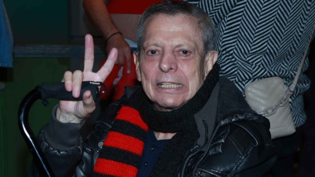 César Bono reaparece en el teatro tras rumores sobre su salud y recibe una emotiva sorpresa por su cumpleaños